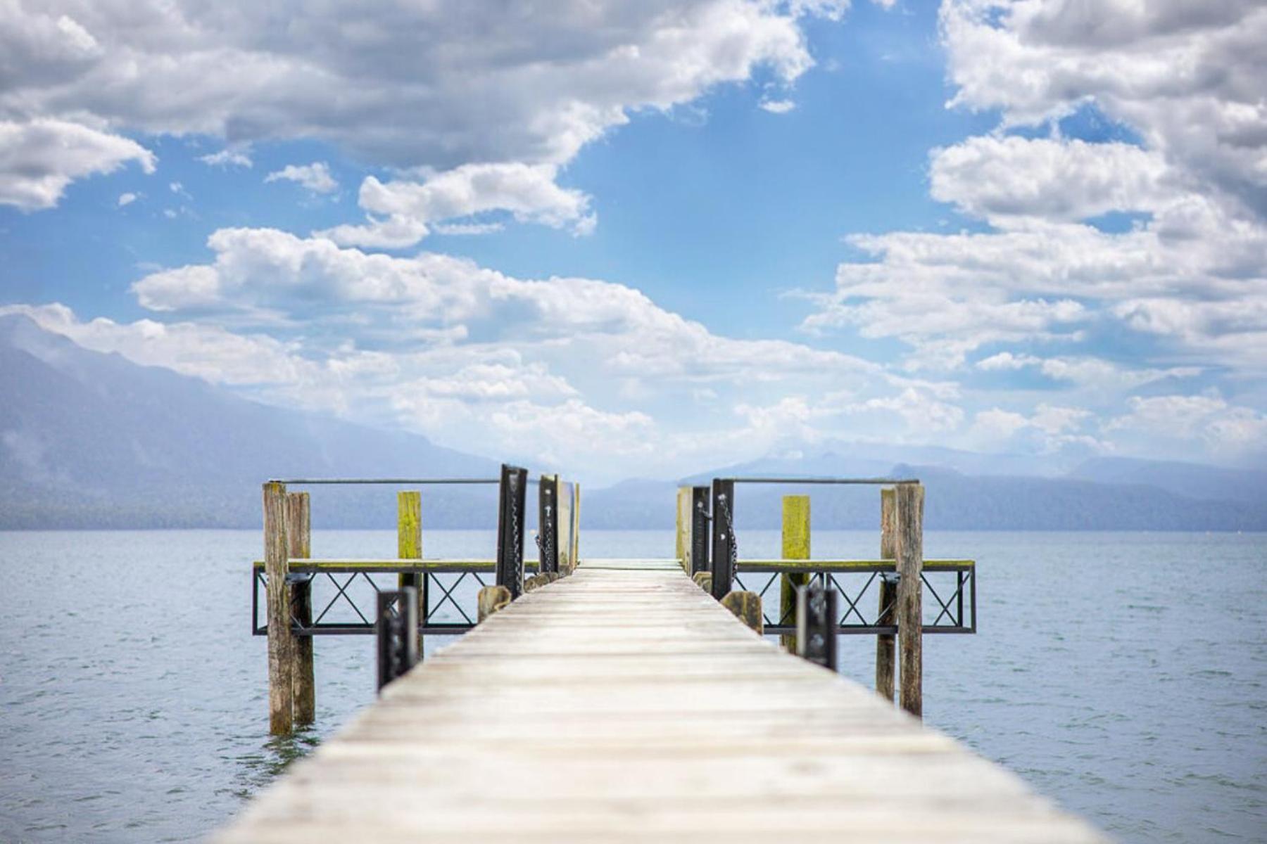 Tasman Holiday Parks - Te Anau Εξωτερικό φωτογραφία The pier at the lake