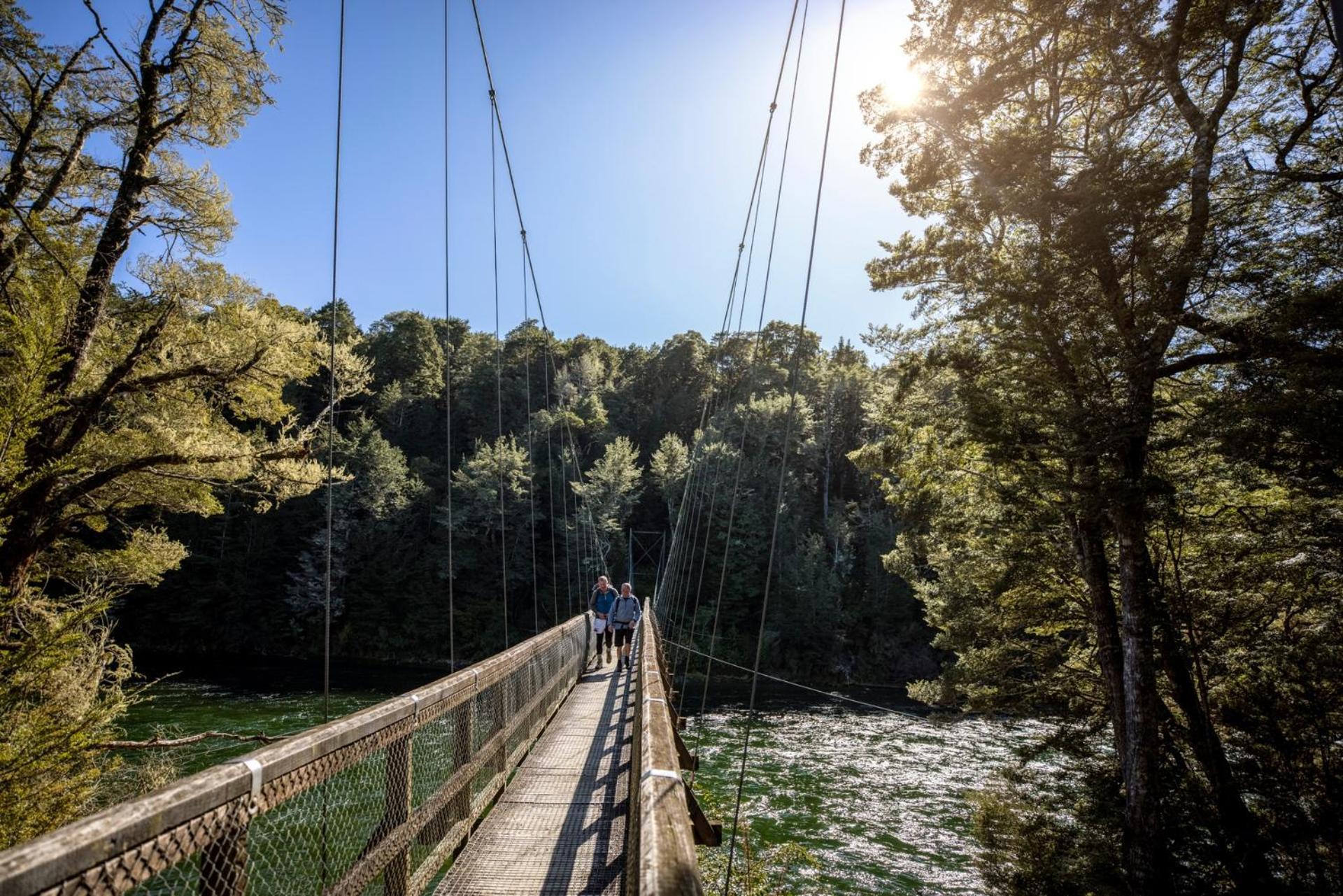 Tasman Holiday Parks - Te Anau Εξωτερικό φωτογραφία Swing bridge over the Heaphy River