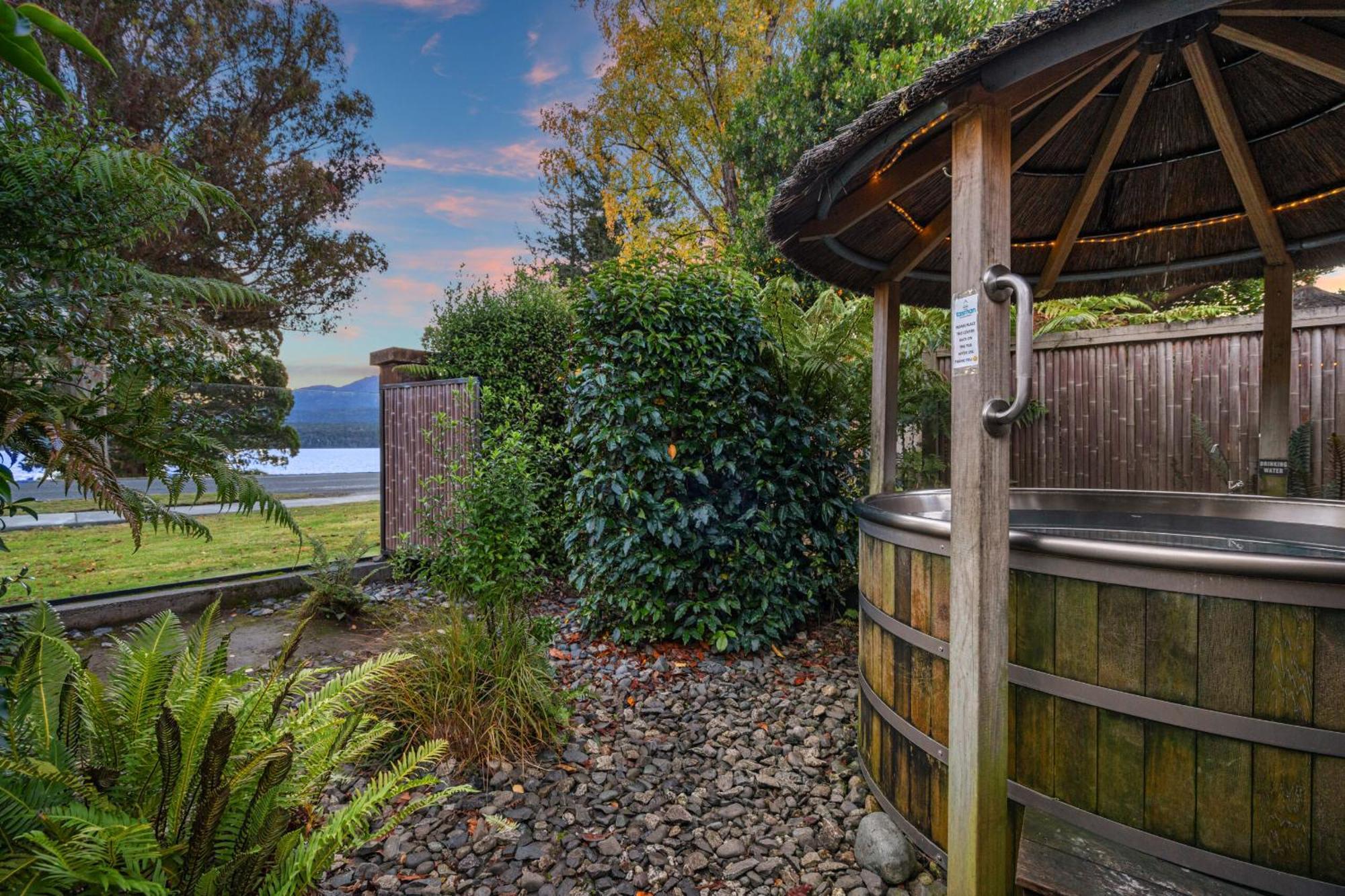 Tasman Holiday Parks - Te Anau Εξωτερικό φωτογραφία Hot Tub at the Lake