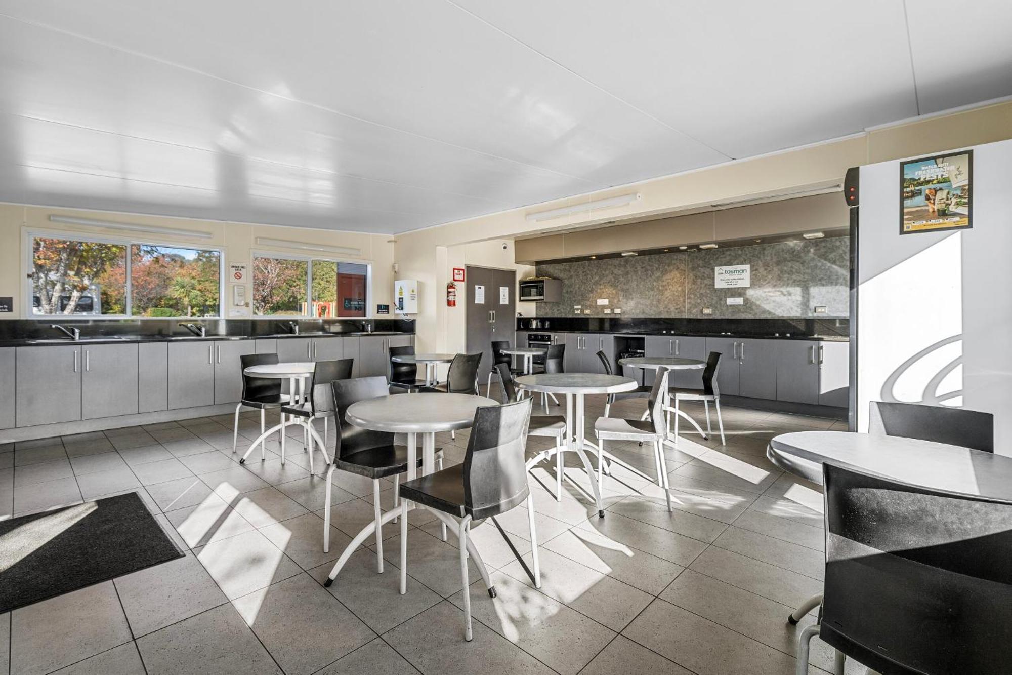 Tasman Holiday Parks - Te Anau Εξωτερικό φωτογραφία The interior of the lounge