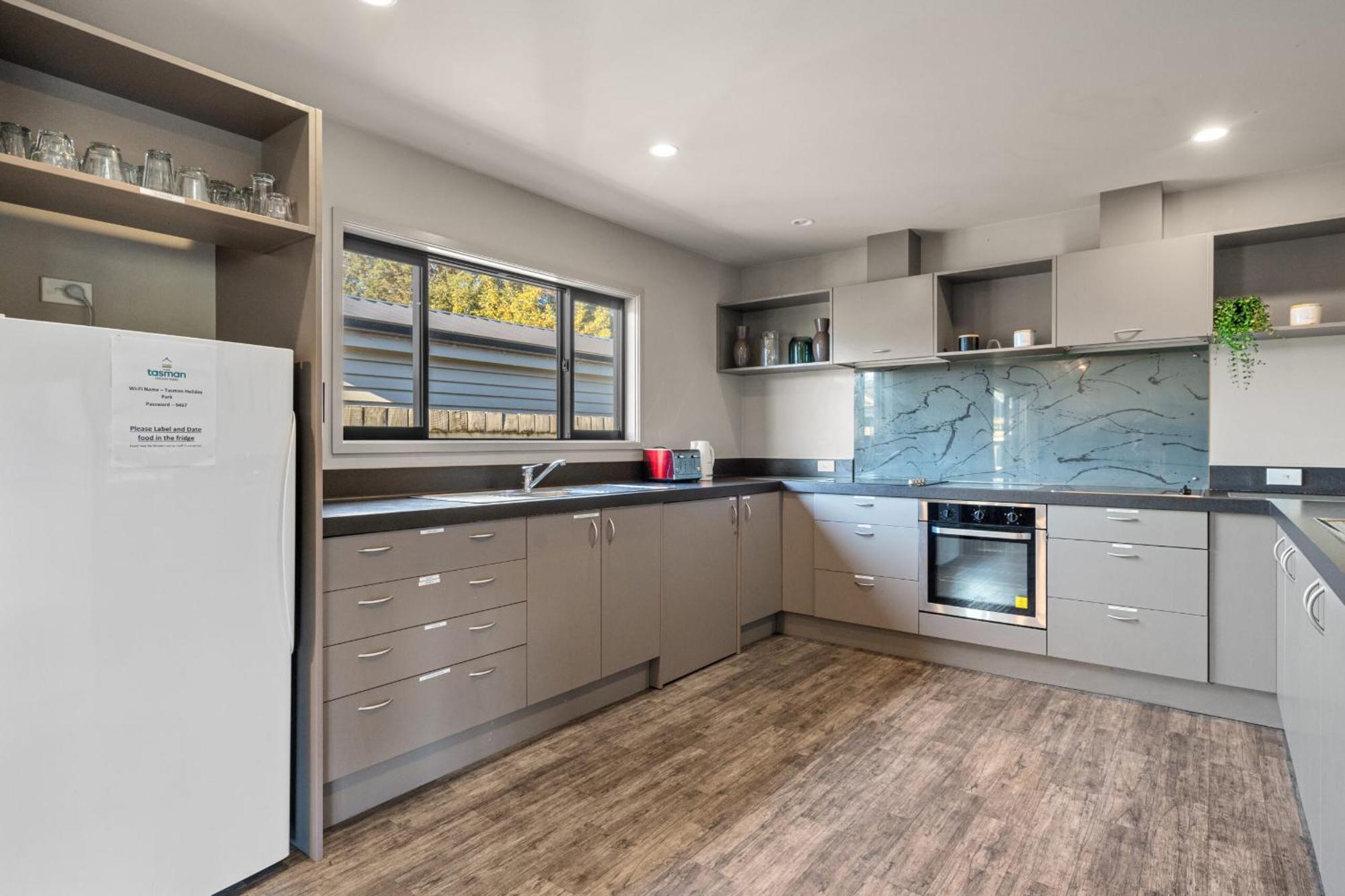 Tasman Holiday Parks - Te Anau Εξωτερικό φωτογραφία A modern kitchen