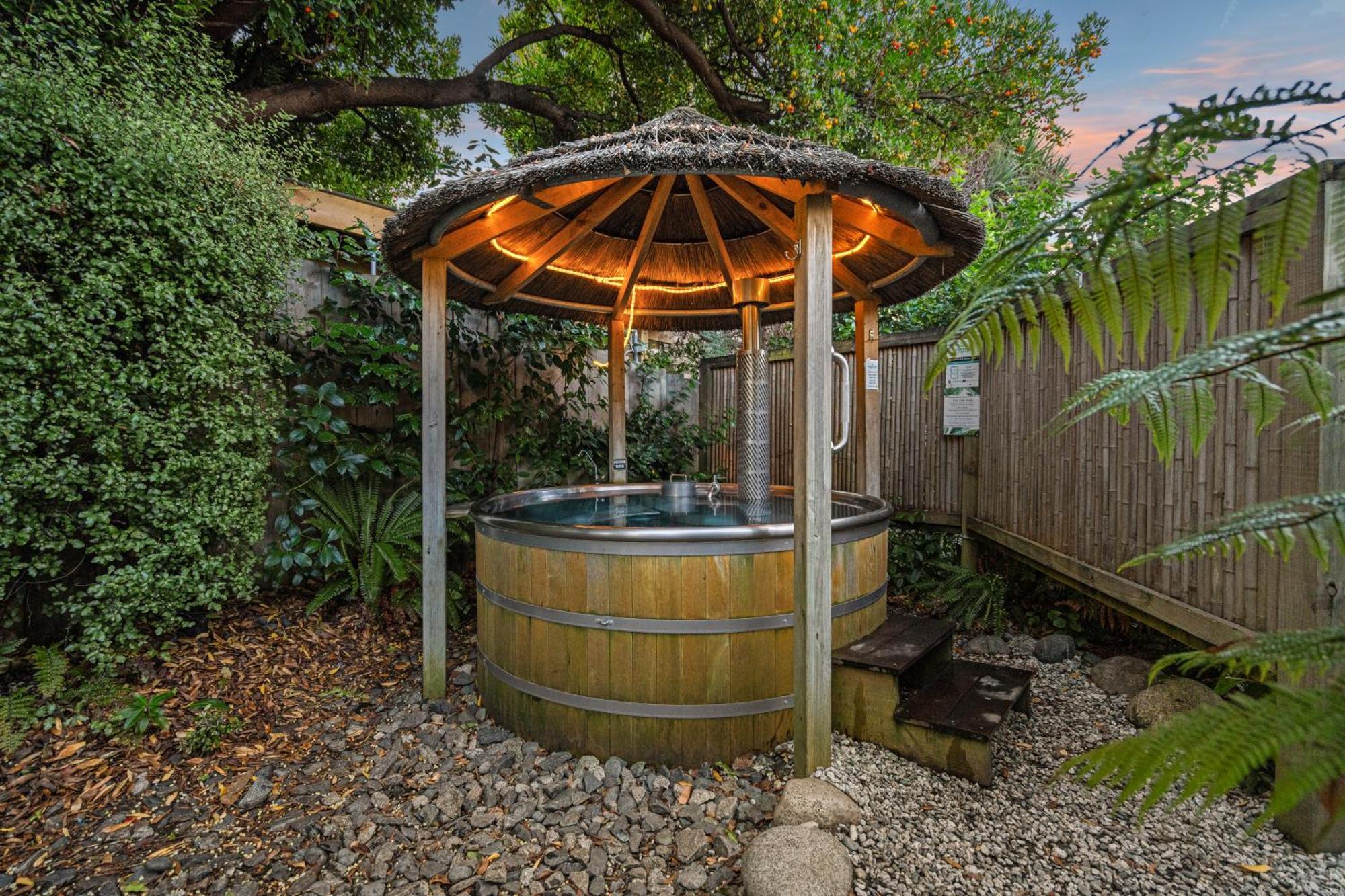 Tasman Holiday Parks - Te Anau Εξωτερικό φωτογραφία A hot tub in a backyard