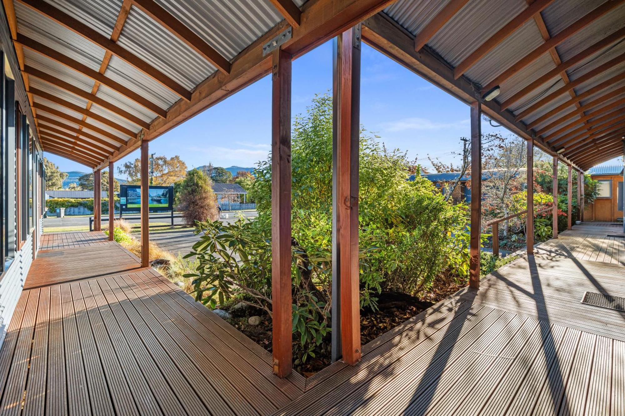 Tasman Holiday Parks - Te Anau Εξωτερικό φωτογραφία The deck at the front of the house