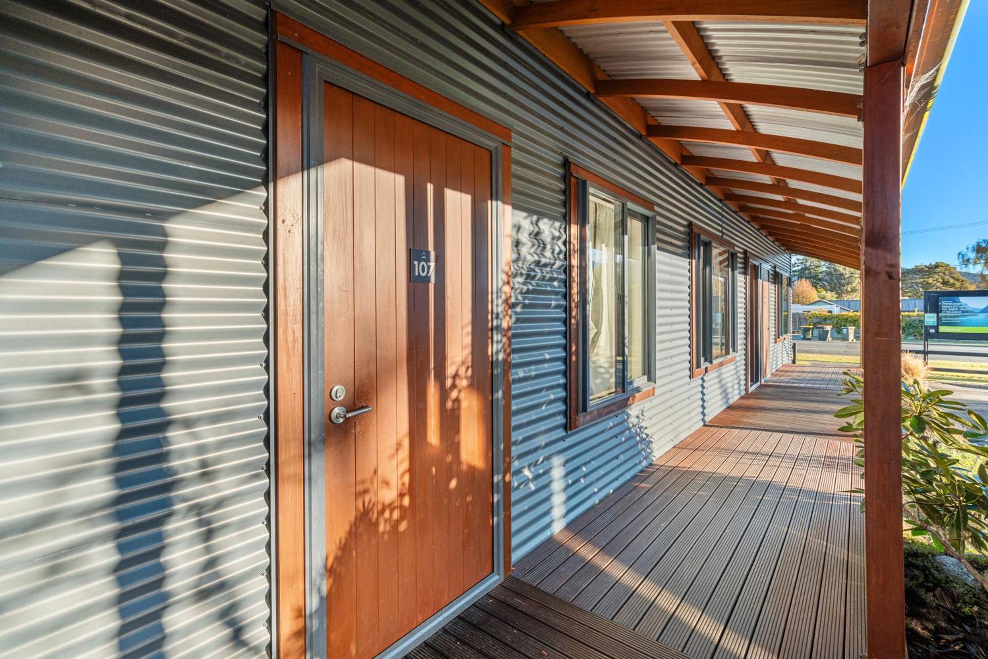 Tasman Holiday Parks - Te Anau Εξωτερικό φωτογραφία The exterior of a typical residential studio