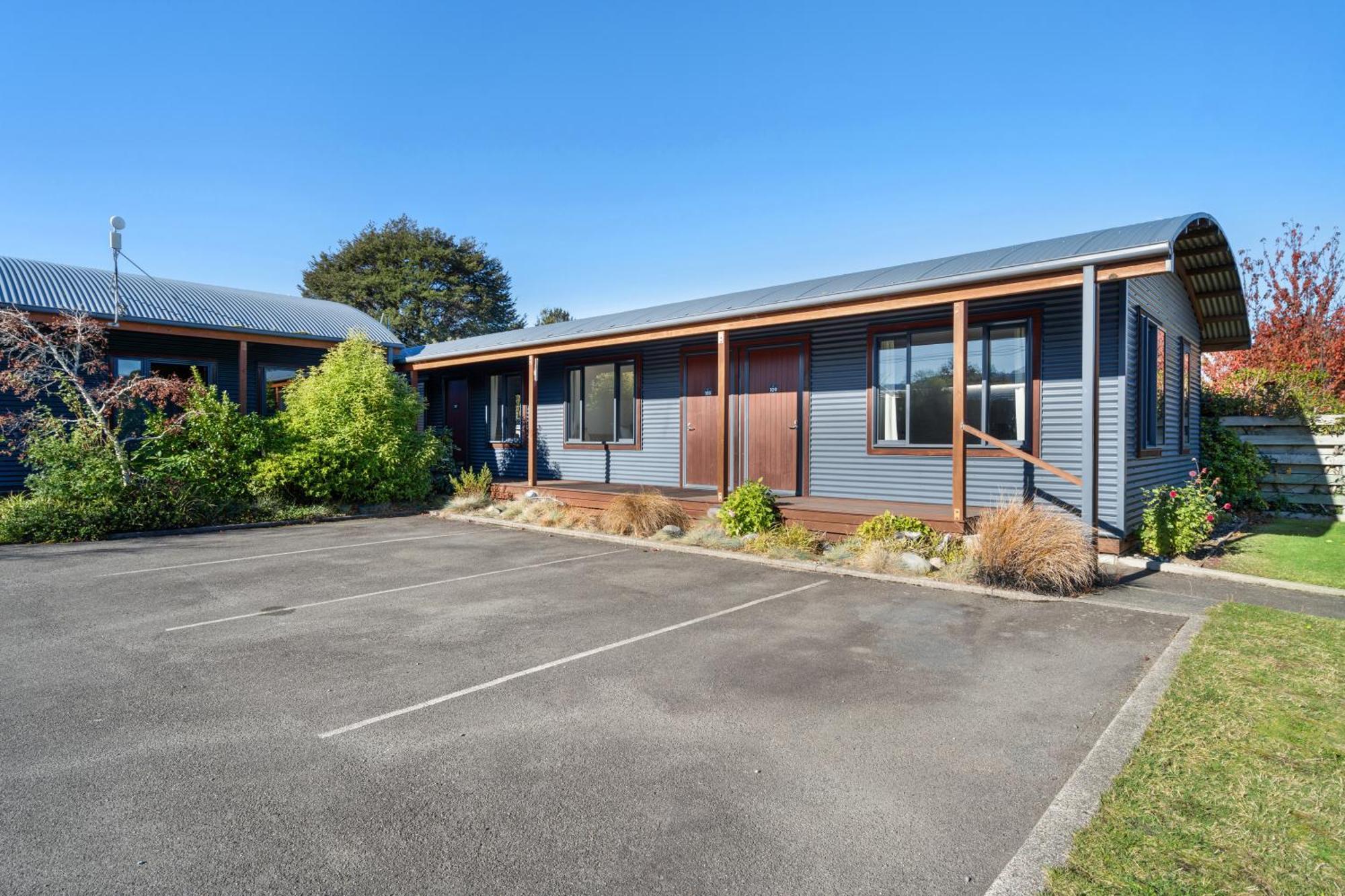 Tasman Holiday Parks - Te Anau Εξωτερικό φωτογραφία The former station building at the station's current location