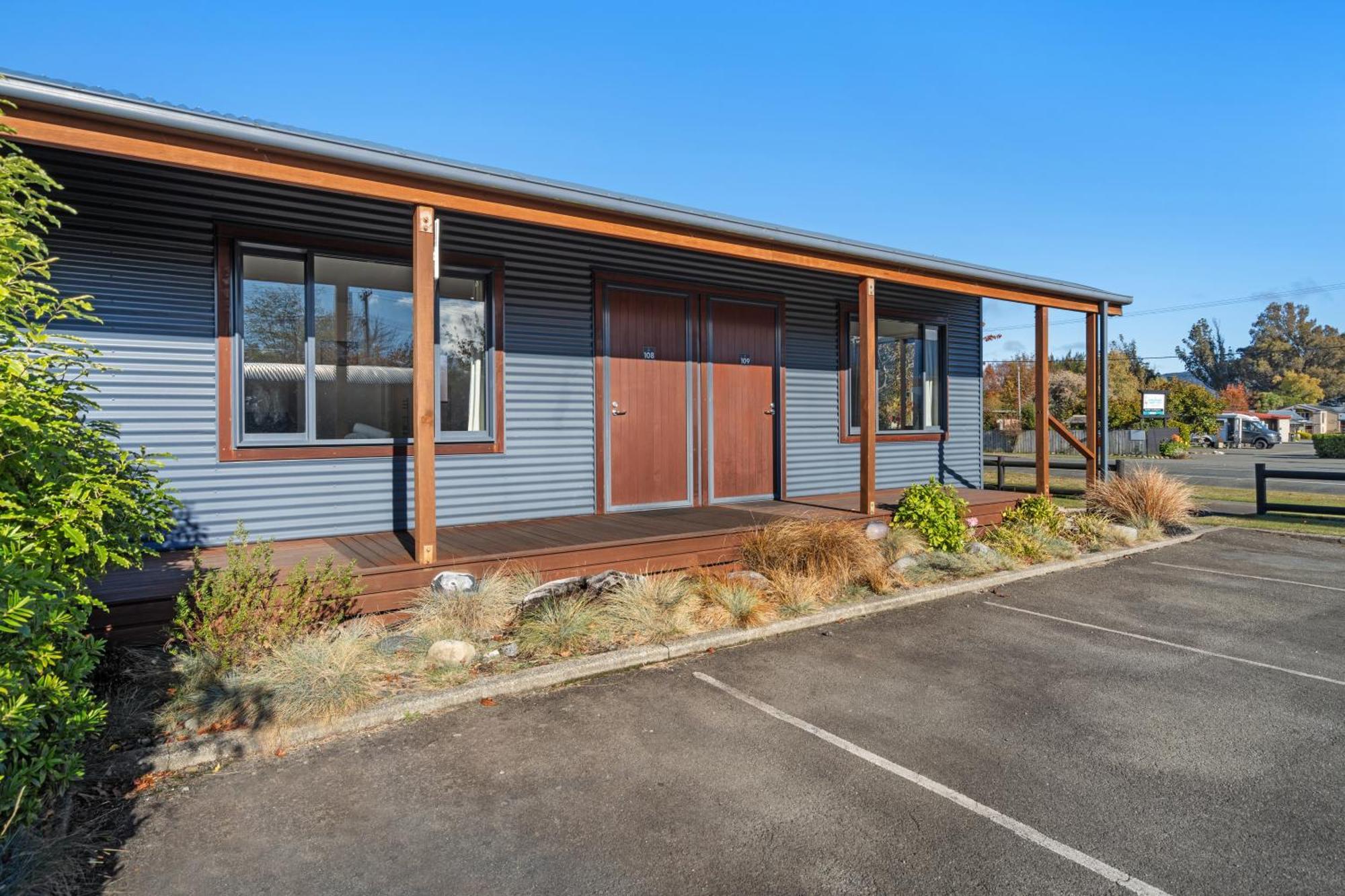 Tasman Holiday Parks - Te Anau Εξωτερικό φωτογραφία The former school hall, now the school library